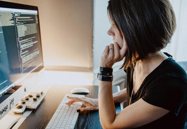 Een webontwikkelaar codeert aan een e-commerceplatform met WordPress of Magento.