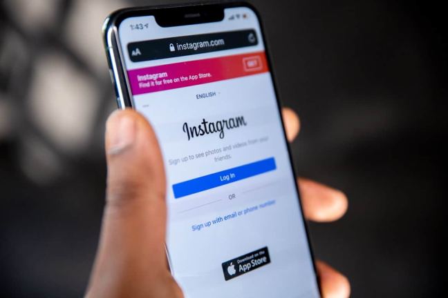 Infographic met iconen van LinkedIn, Facebook, Instagram en TikTok, elk met eigen kenmerken.