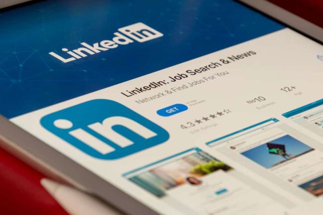 Schermafbeelding van een lange, inhoudelijke LinkedIn-post met praktische tips en reacties.