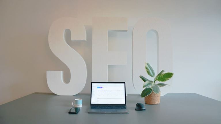 Dashboard met AI-gestuurde SEO-aanbevelingen en prestatie-indicatoren in moderne interface.