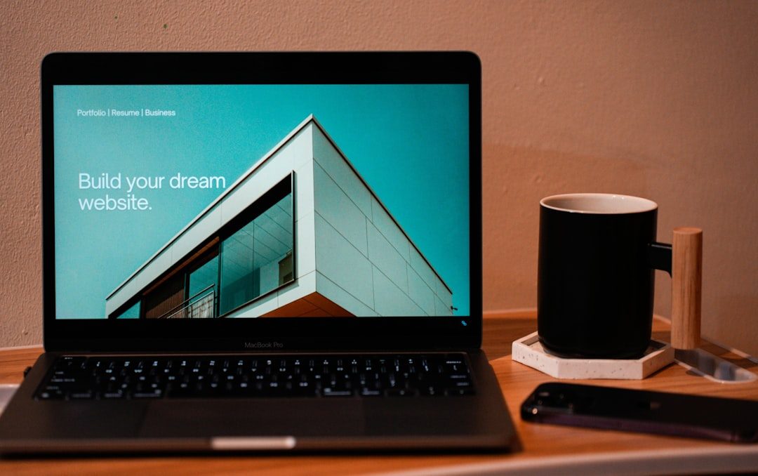 Webdesigner maakt een professionele website in Hoorn aan een bureau