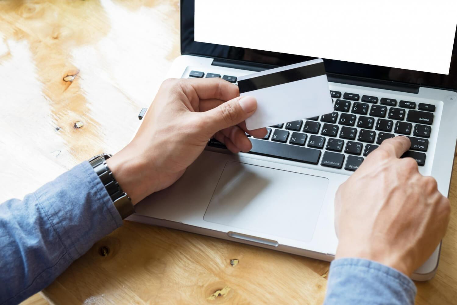 Veilige online betaling: persoon klaar om betaling over te maken met kaart voor laptop