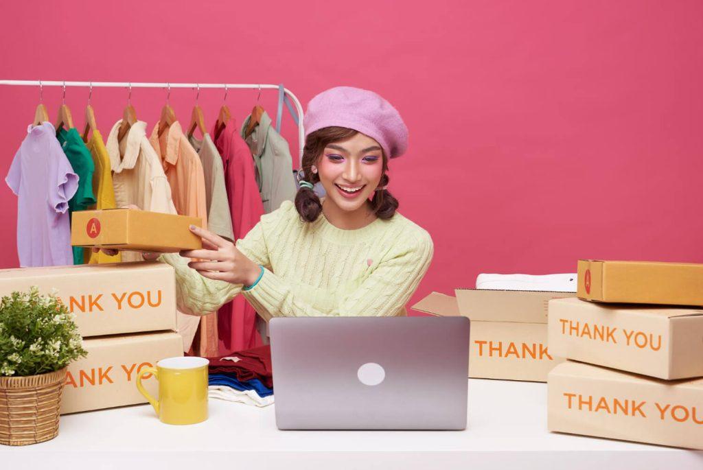 Empowered Entrepreneurship: jonge Aziatische vrouw bloeit in online modebusiness