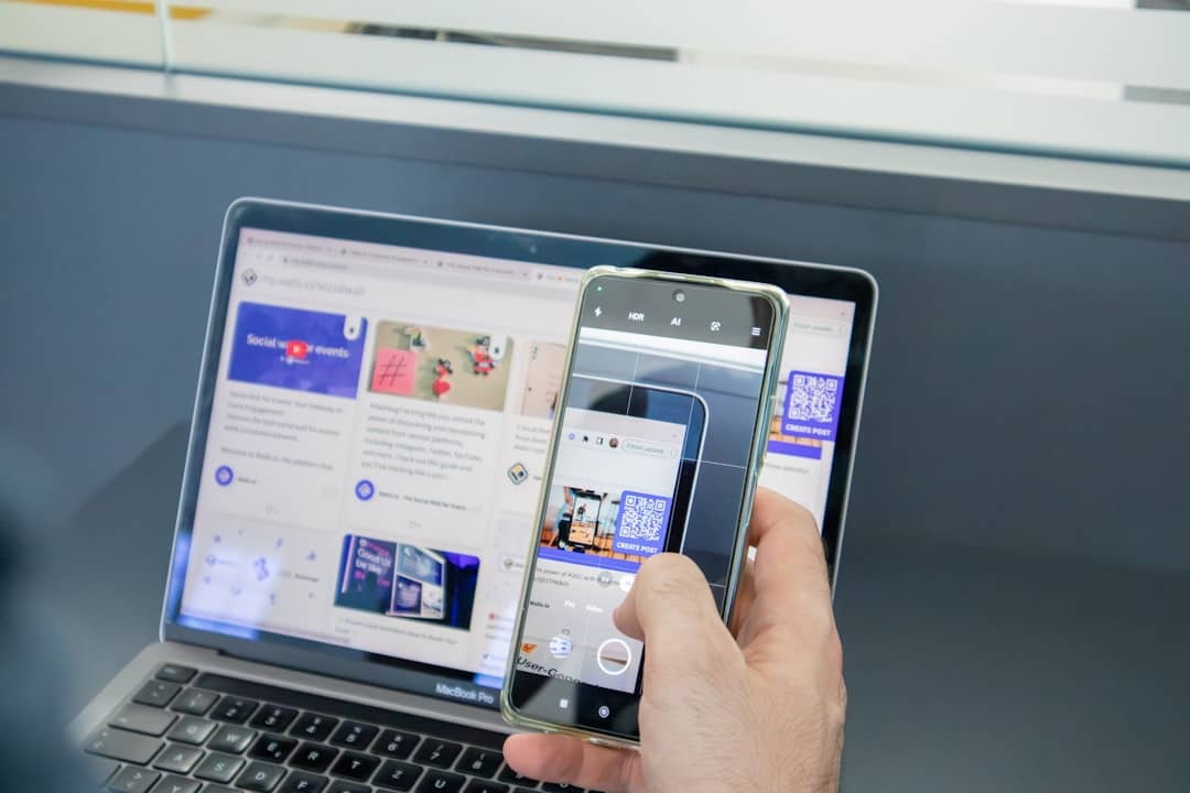 Smartphone met app-iconen naast een laptop met een website in de browser
