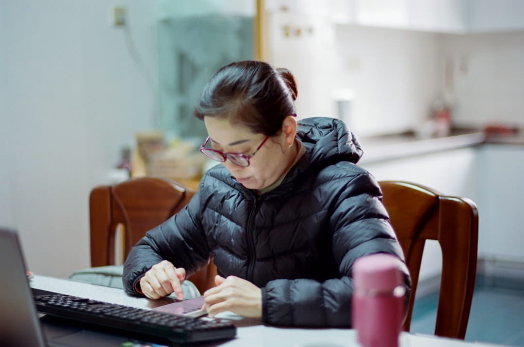 Frustreerde ondernemer die naar een lege SEO-statistieken grafiek op laptop kijkt